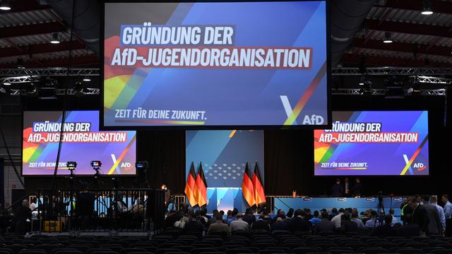 Anzeigetafeln mit der Aufschrift "Gründung der AfD-Jugendorganisation"
