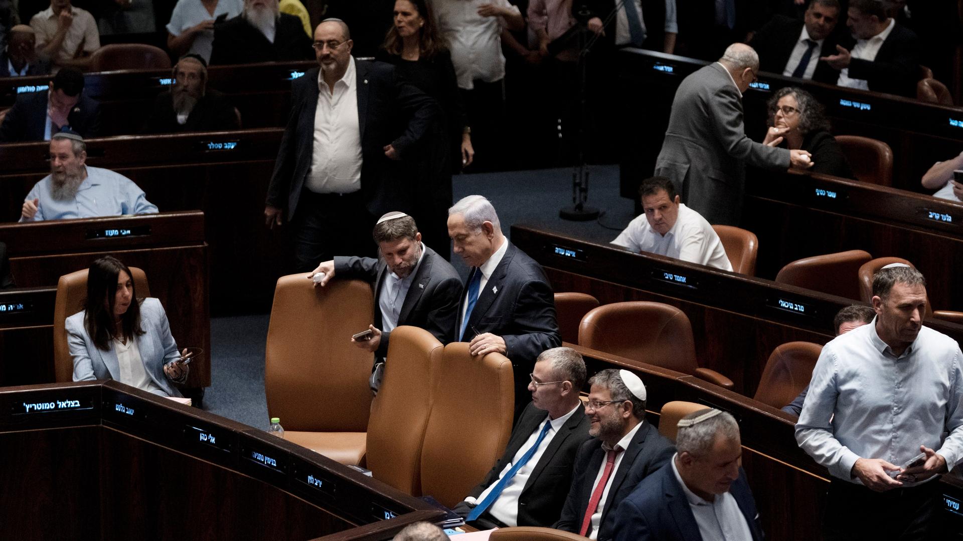 Israel, Jerusalem: Benjamin Netanjahu (Mitte r), Ministerpräsident von Israel, spricht mit Bezalel Smotrich Finanzminister von Israel, während einer Sitzung der Knesset, dem israelischen Parlament.