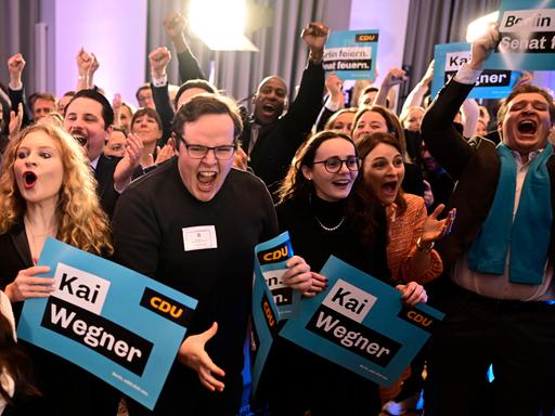 Anhänger der CDU jubeln über das Ergebnis der Abgeordnetenhauswahl - die Christdemokraten sind der klare Gewinner.