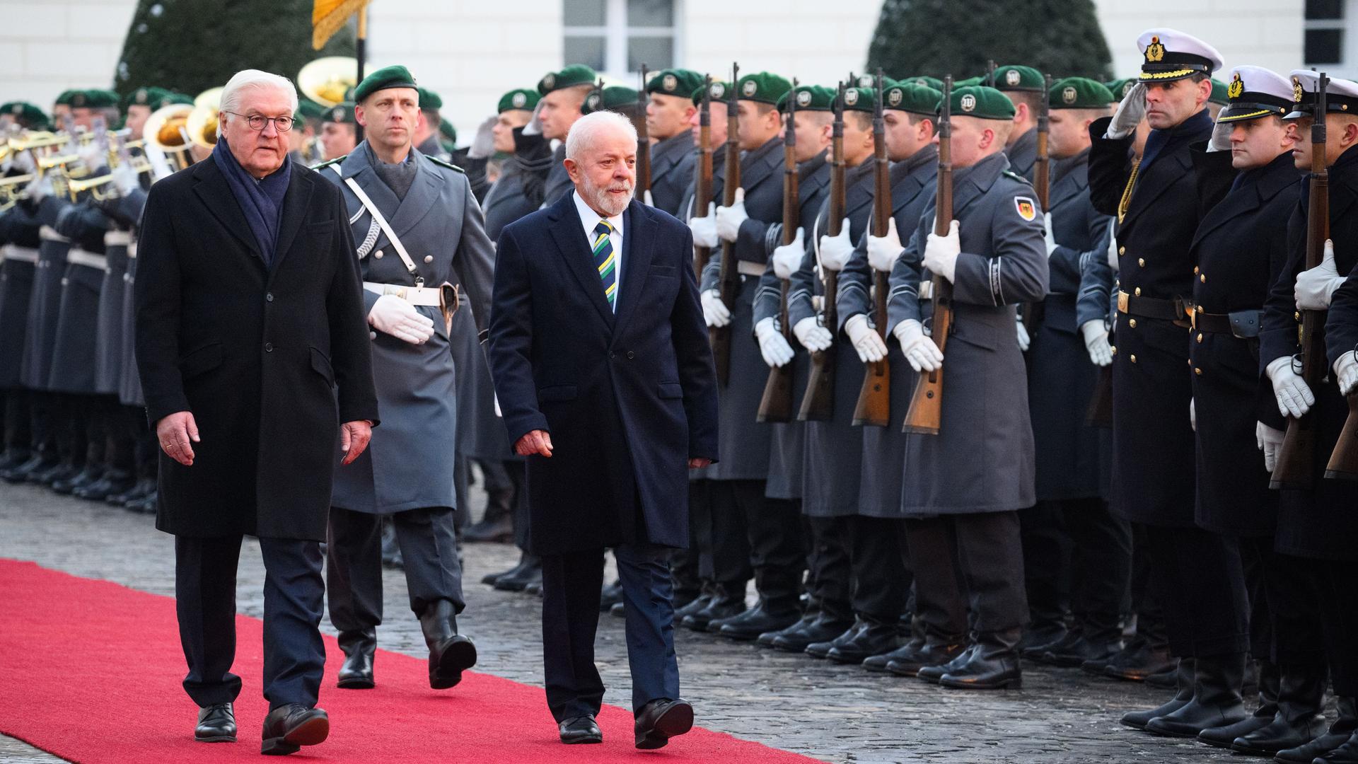 Berlin: Bundespräsident Frank-Walter Steinmeier begrüßt Luiz Inacio Lula da Silva, Präsident von Brasilien, anlässlich der 2. deutsch-brasilianischen Regierungskonsultationen in der deutschen Hauptstadt mit militärischen Ehren vor dem Schloss Bellevue. Berlin: Bundespräsident Frank-Walter Steinmeier begrüßt Luiz Inacio Lula da Silva, Präsident von Brasilien, anlässlich der 2. deutsch-brasilianischen Regierungskonsultationen in der deutschen Hauptstadt mit militärischen Ehren vor dem Schloss Bellevue.