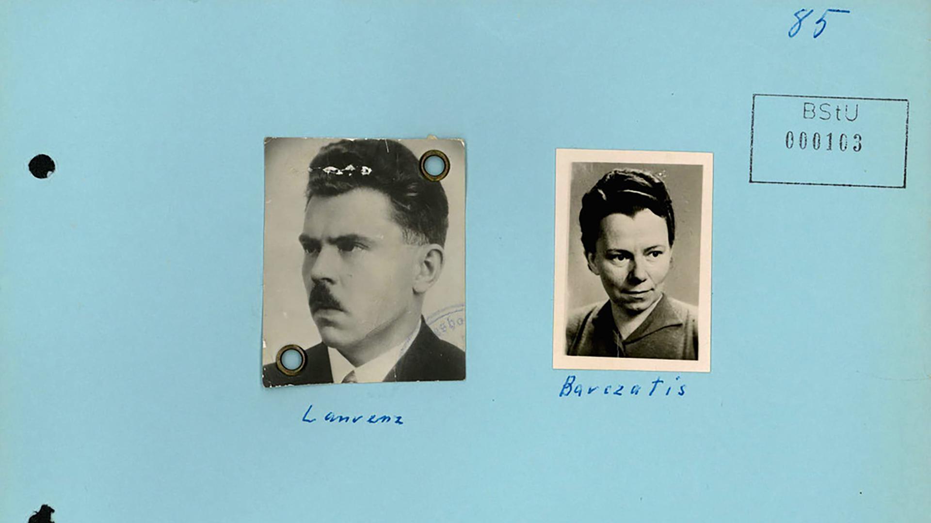 Auf einem blauen Aktencouvert sind zwei schwarz-weiße Passbilder angebracht. Eines davon zeigt Elli Barczatis, das anderen Karl Laurenz.