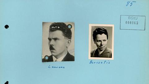 Auf einem blauen Aktencouvert sind zwei schwarz-weiße Passbilder angebracht. Eines davon zeigt Elli Barczatis, das anderen Karl Laurenz.