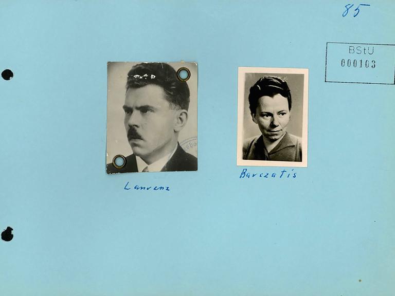 Auf einem blauen Aktencouvert sind zwei schwarz-weiße Passbilder angebracht. Eines davon zeigt Elli Barczatis, das anderen Karl Laurenz. Auf einem blauen Aktencouvert sind zwei schwarz-weiße Passbilder angebracht. Eines davon zeigt Elli Barczatis, das anderen Karl Laurenz.