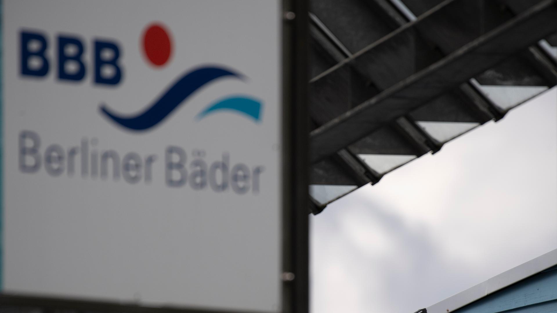 Berlin: Eine Überwachungskamera ist am Eingang zum Neuköllner Columbiabad zu sehen. 
