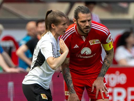 Co-Trainerin Marie-Louise Eta mit Christopher Trimmel in der Saison 2023/24 bei Union Berlin