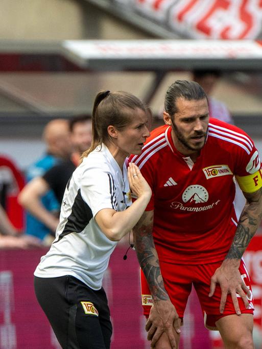 Co-Trainerin Marie-Louise Eta mit Christopher Trimmel in der Saison 2023/24 bei Union Berlin