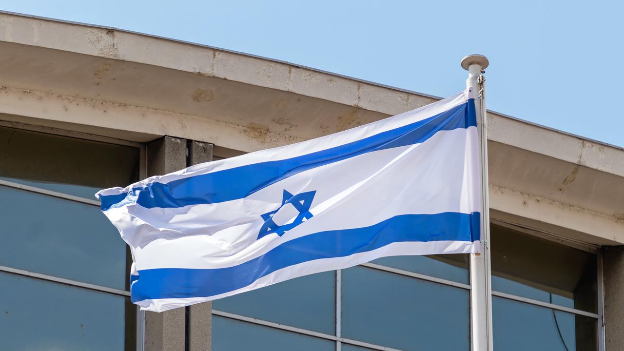 Eine israelische Flagge vor einem Gebäude Eine israelische Flagge vor einem Gebäude