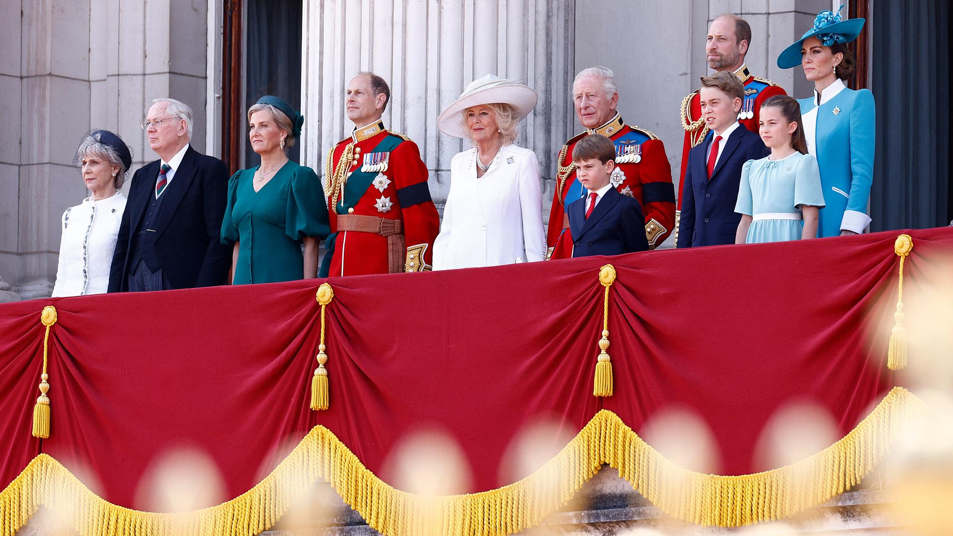 Mitglieder des britischen Königshauses auf dem Balkon des Buckingham Palace Mitglieder des britischen Königshauses auf dem Balkon des Buckingham Palace