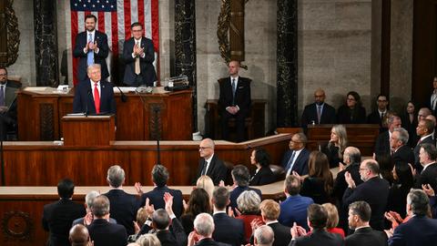 Donald Trump bei seiner Rede zur Lage der Nation, Anwesende applaudieren