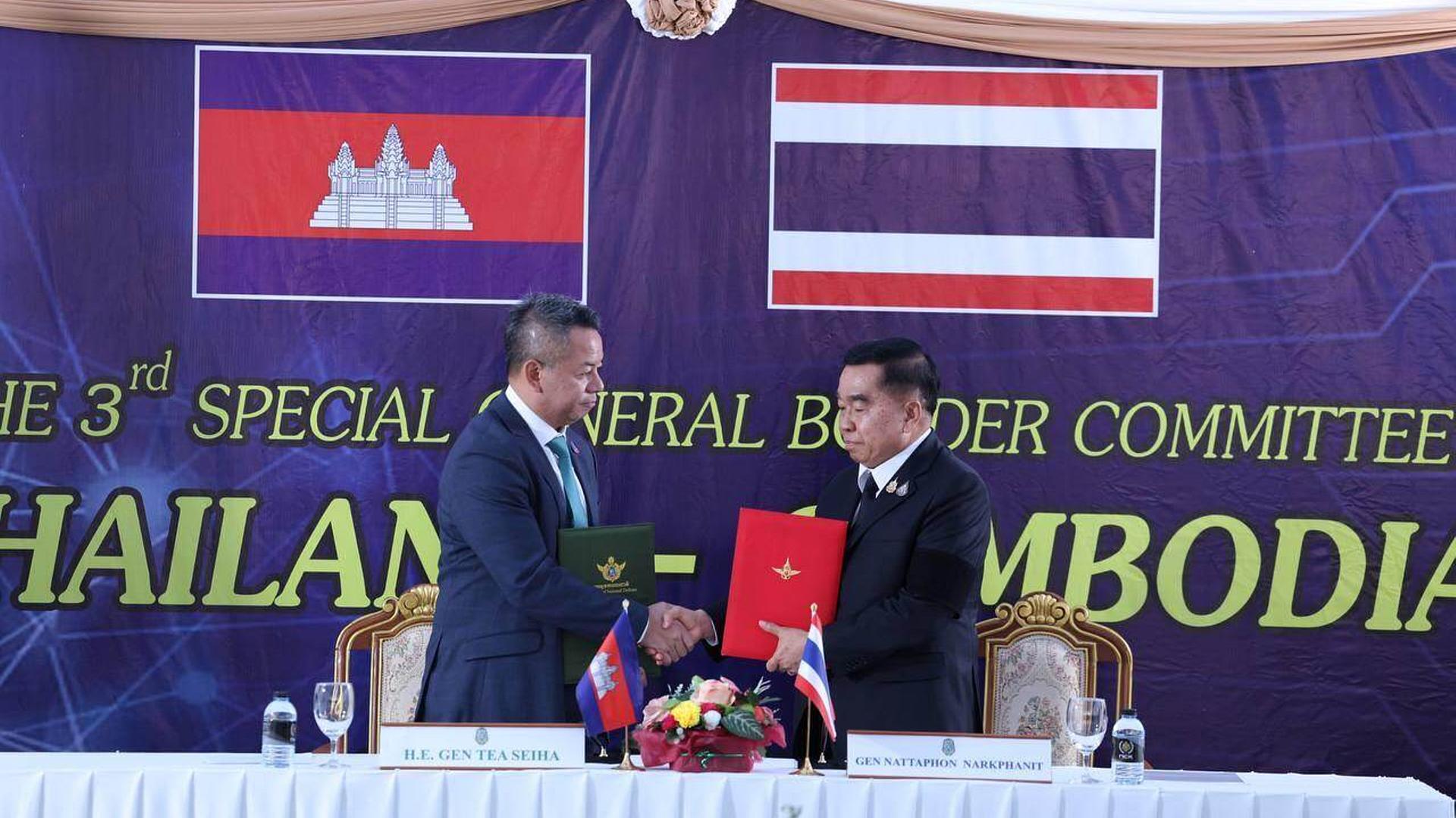 Das Foto zeigt den kambodschanischen Verteidigungsminister Tea Seiha (l) mit dem thailändischen Verteidigungsminister Natthaphon.