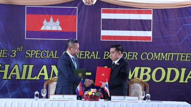 Das Foto zeigt 2 Politiker. 1 Politker aus Kambodscha und 1 Politker aus Thailand. Die 2 Politiker schütteln sich die Hände.