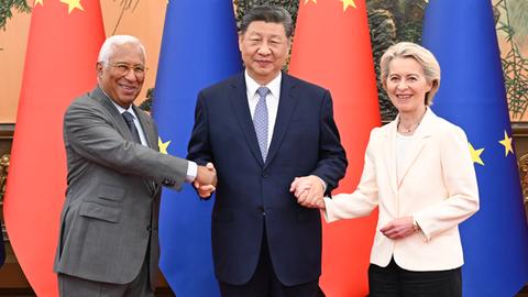 Der chinesische Staatspräsident Xi Jinping trifft sich in der Großen Halle des Volkes in Peking mit dem Präsidenten des Europäischen Rates, Antonio Costa, und der Präsidentin der Europäischen Kommission Ursula, von der Leyen.