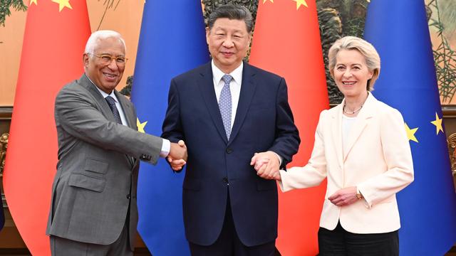 Der chinesische Staatspräsident Xi Jinping trifft sich in der Großen Halle des Volkes in Peking mit dem Präsidenten des Europäischen Rates, Antonio Costa, und der Präsidentin der Europäischen Kommission Ursula, von der Leyen.