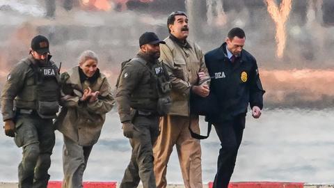Das Bild zeigt Venezuelas Präsident Maduro und seine Frau in Gewahrsam von Polizisten in New York.