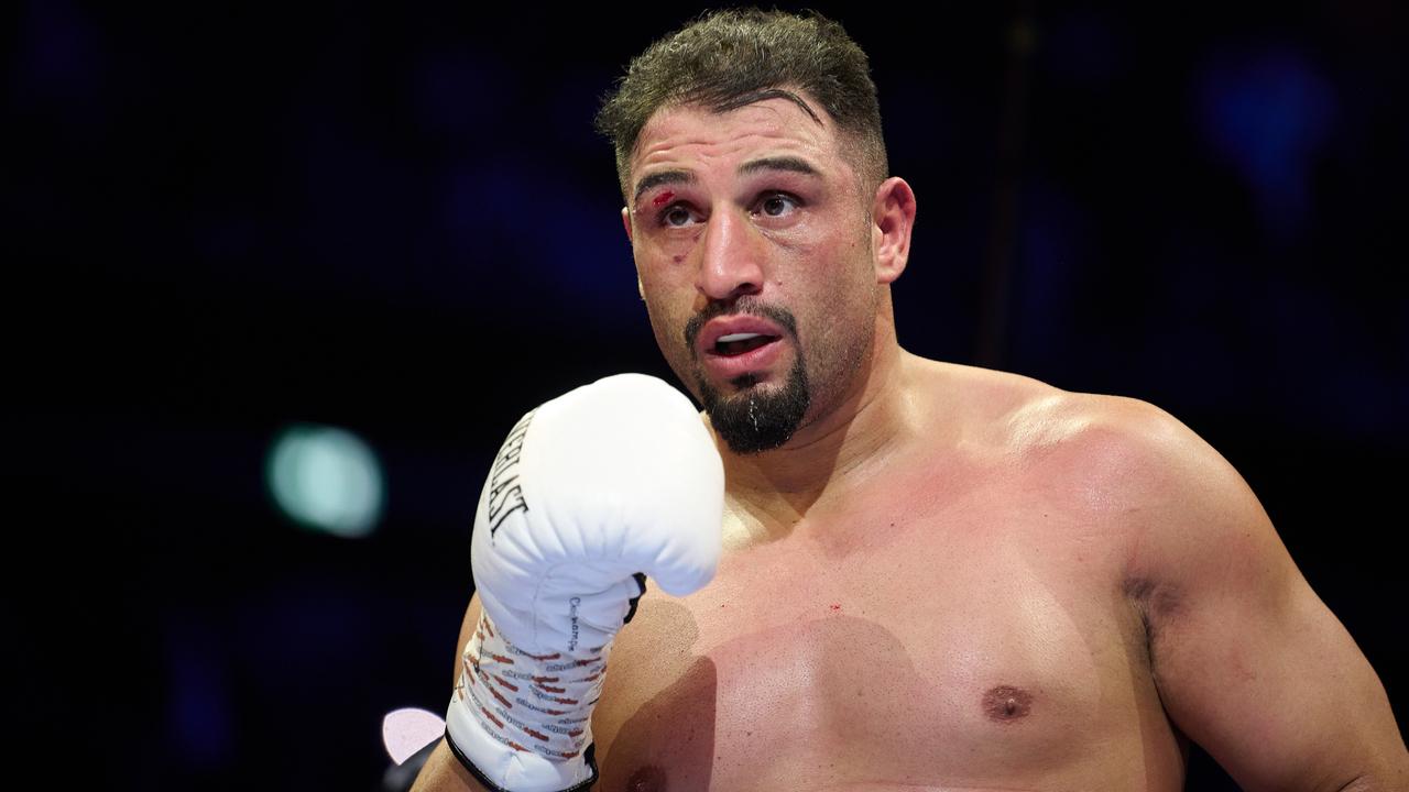 Der Bochumer Boxer Agit Kabayel steht oberkörperfrei mit Boxhandschuh im Ring.