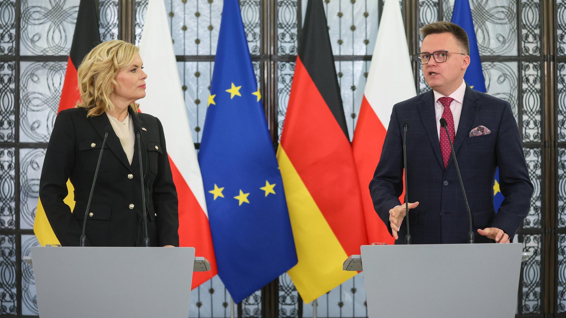 Sejmmarschall Szymon Holownia (r) und Bundestagspräsidentin Julia Klöckner (CDU) während einer Pressekonferenz nach der Sitzung im Sejm in Warschau. 