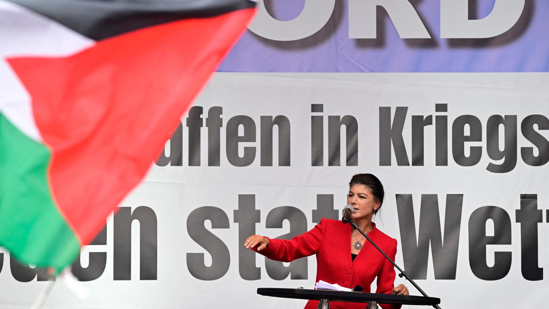 BSW-Politikerin Sahra Wagenknecht spricht bei Friedenskundgebung für Gaza am Brandenburger Tor in Berlin.