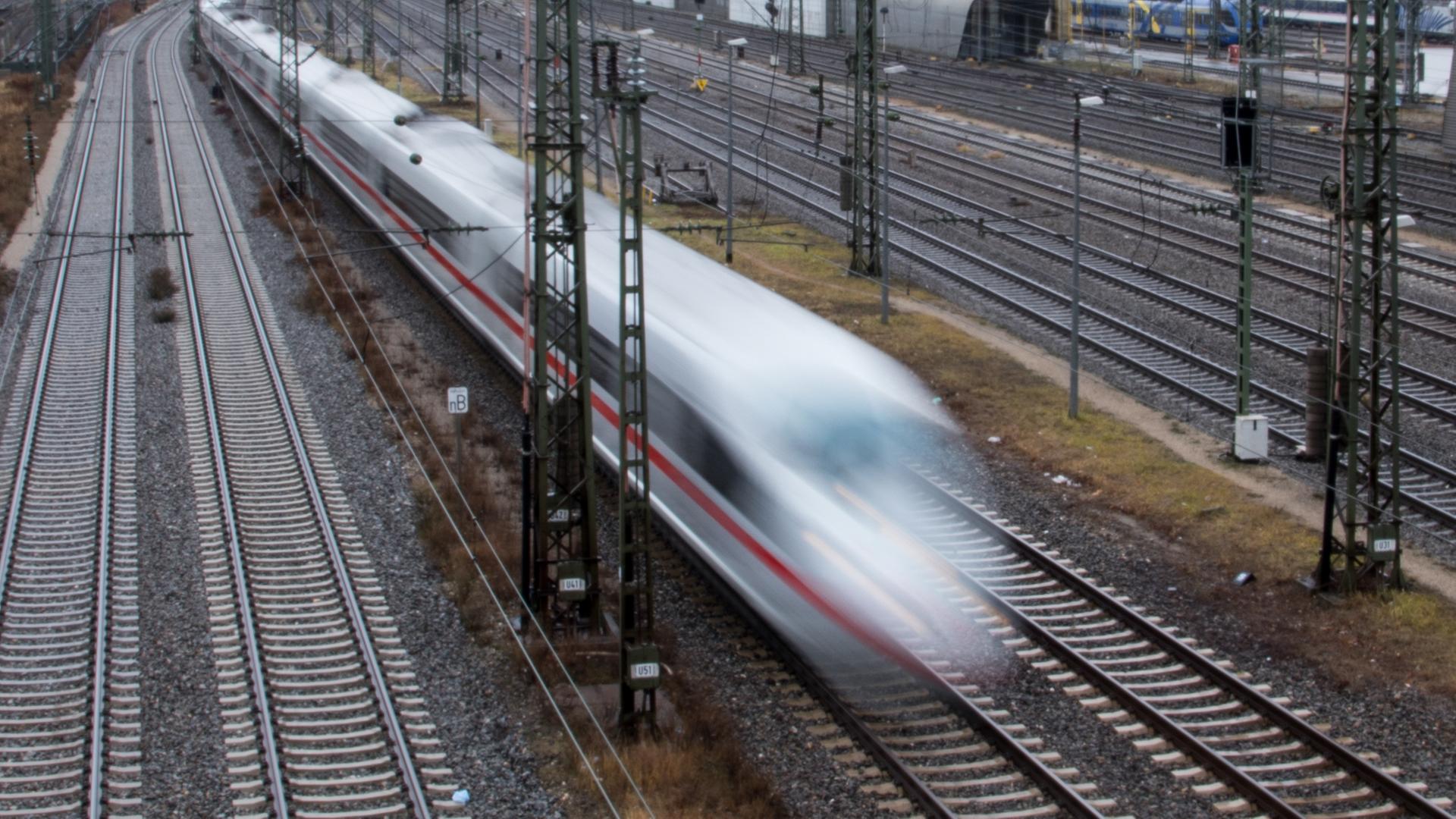 Ein Sonderzug der Deutschen Bahn (DB) fährt am 08.12.2017 am Hauptbahnhof in München ab. 