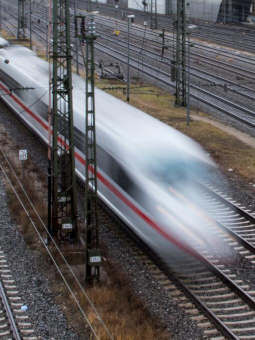 Ein Sonderzug der Deutschen Bahn (DB) fährt am 08.12.2017 am Hauptbahnhof in München ab. 