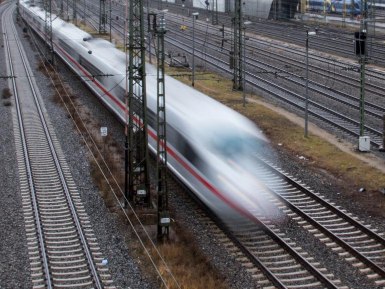 Ein Sonderzug der Deutschen Bahn (DB) fährt am 08.12.2017 am Hauptbahnhof in München ab. 