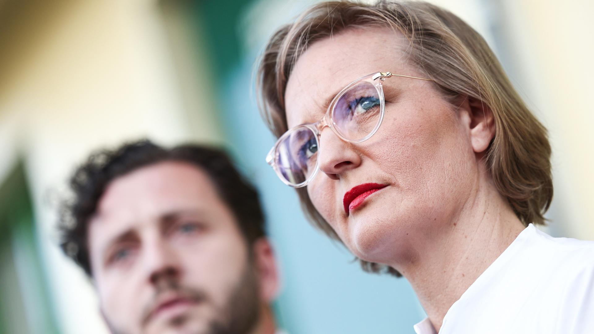 Franziska Brantner (r.) und Felix Banaszak, Bundesvorsitzende von Bündnis 90/Die Grünen, stehen vor der Parteizentrale während einer Pressekonferenz als Reaktion auf die Sondierungsgespräche zwischen Union und der SPD