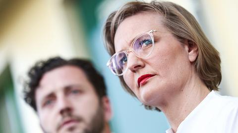 Franziska Brantner (r.) und Felix Banaszak, Bundesvorsitzende von Bündnis 90/Die Grünen, stehen vor der Parteizentrale während einer Pressekonferenz als Reaktion auf die Sondierungsgespräche zwischen Union und der SPD