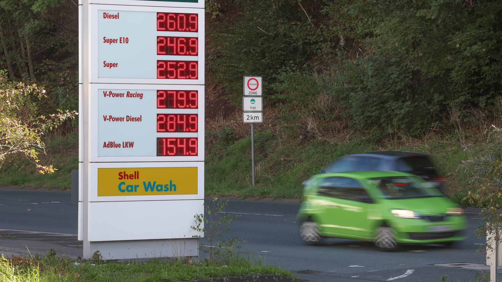 Treibstoffpreise an einer Tankstelle in Siegen kurz nach 12 Uhr am 15.9. Treibstoffpreise an einer Tankstelle in Siegen kurz nach 12 Uhr am 15.9.