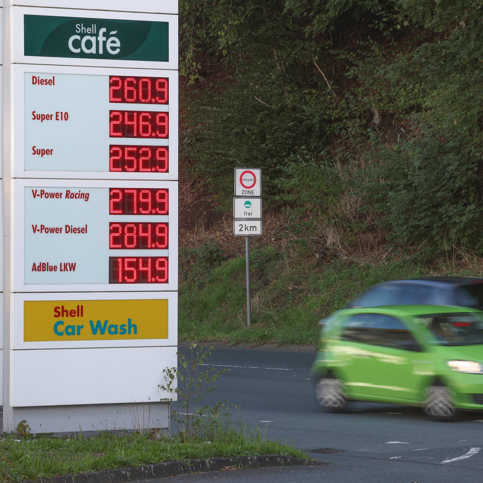 Treibstoffpreise an einer Tankstelle in Siegen kurz nach 12 Uhr am 15.9.