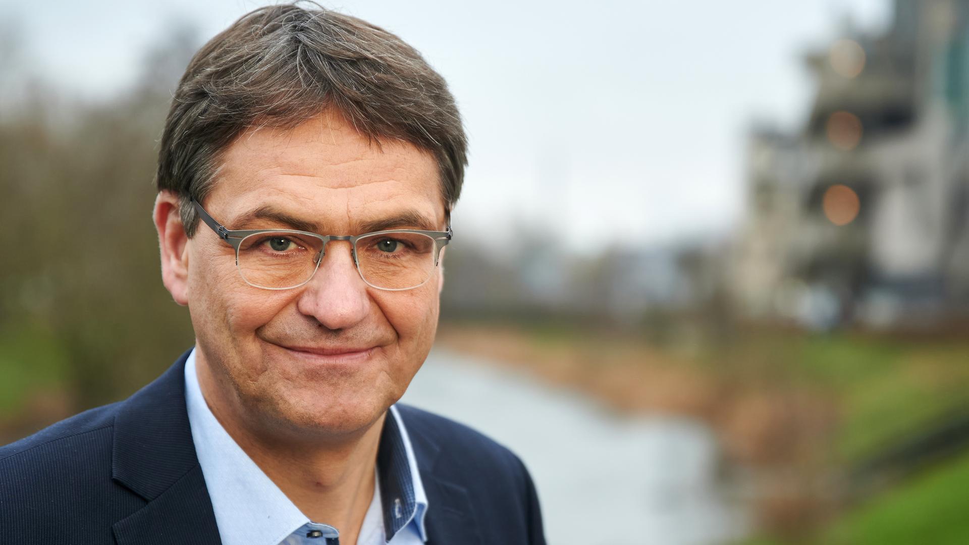Peter Liese (CDU), EU-Abgeordneter und gesundheitspolitischer Sprecher der EVP-Fraktion im EU-Parlament, aufgenommen am Ufer der Ruhr
