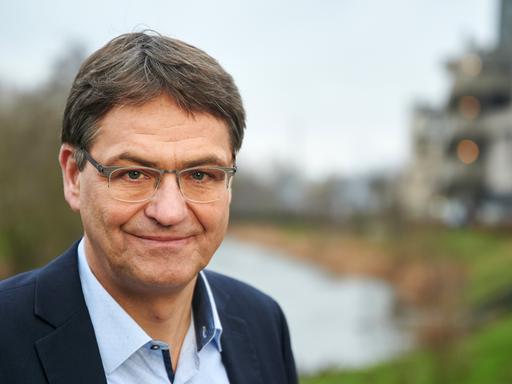 Peter Liese (CDU), EU-Abgeordneter und gesundheitspolitischer Sprecher der EVP-Fraktion im EU-Parlament, aufgenommen am Ufer der Ruhr