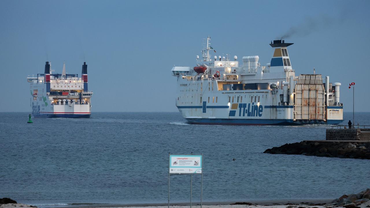 Die Fährschiffe «Skåne» (l) der Reederei Stena Line und «Huckleberry Finn» der Reederei TT-Line fahren vom Überseehafen Rostock kommend auf die Ostsee hinaus in Richtung Skandinavien.
