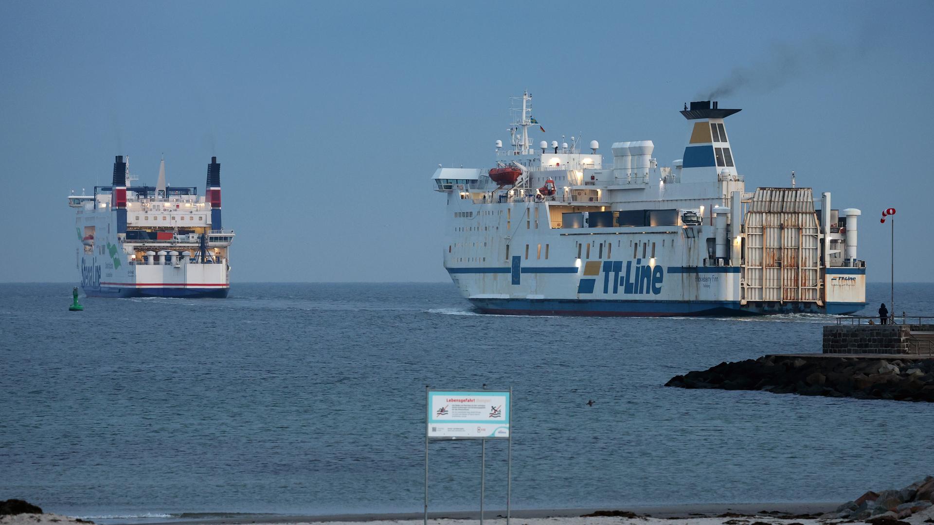 Die Fährschiffe «Skåne» (l) der Reederei Stena Line und «Huckleberry Finn» der Reederei TT-Line fahren vom Überseehafen Rostock kommend auf die Ostsee hinaus in Richtung Skandinavien.