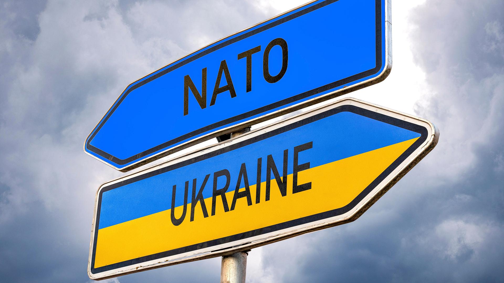 Schild mit der Aufschrift NATO und Ukraine FOTOMONTAGE