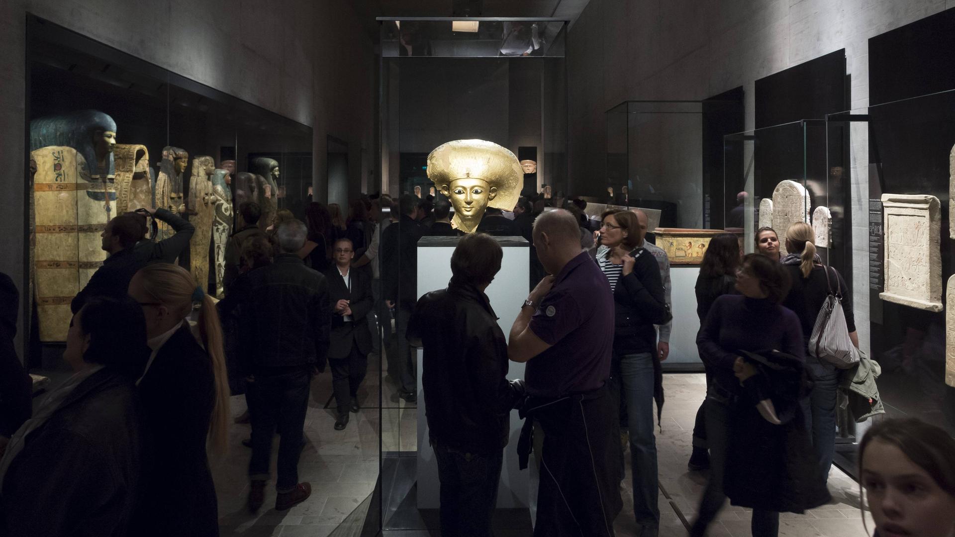 Museumsbesucher betrachten Exponate im Staatlichen Museum Ägyptischer Kunst in München. Museumsbesucher betrachten Exponate im Staatlichen Museum Ägyptischer Kunst in München.