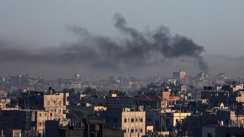 Das Bild zeigt Rauchsäulen über der Stadt Khan Yunis im südlichen Gazastreifen.