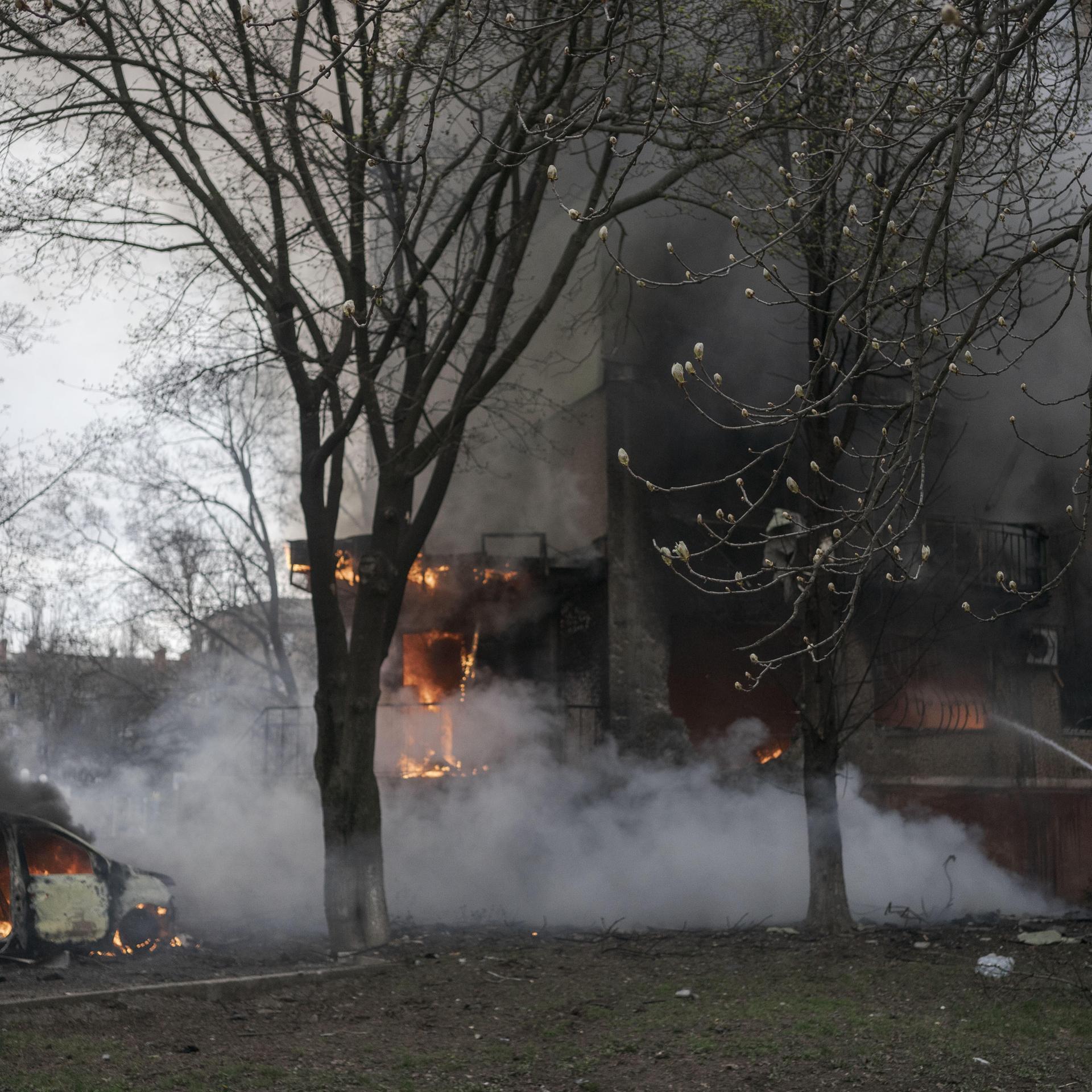 Ein brennendes Haus und ein zerstörtes Auto nach einem russischen Drohnenangriff in der Umgebung von Kramatorsk