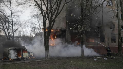 Ein brennendes Haus und ein zerstörtes Auto nach einem russischen Drohnenangriff in der Umgebung von Kramatorsk