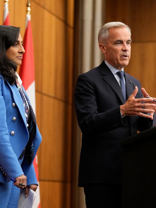 Kanadas Premierminister Mark Carney spricht während einer Pressekonferenz in Ottawa.