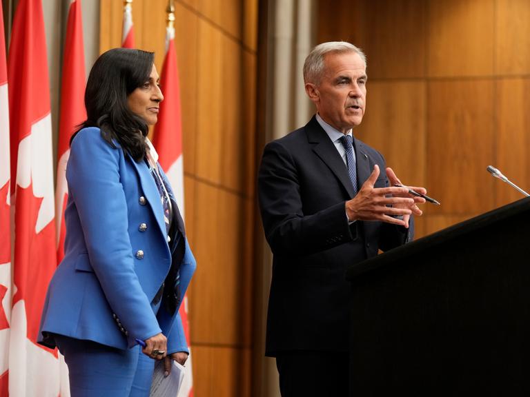 Kanadas Premierminister Mark Carney spricht während einer Pressekonferenz in Ottawa.