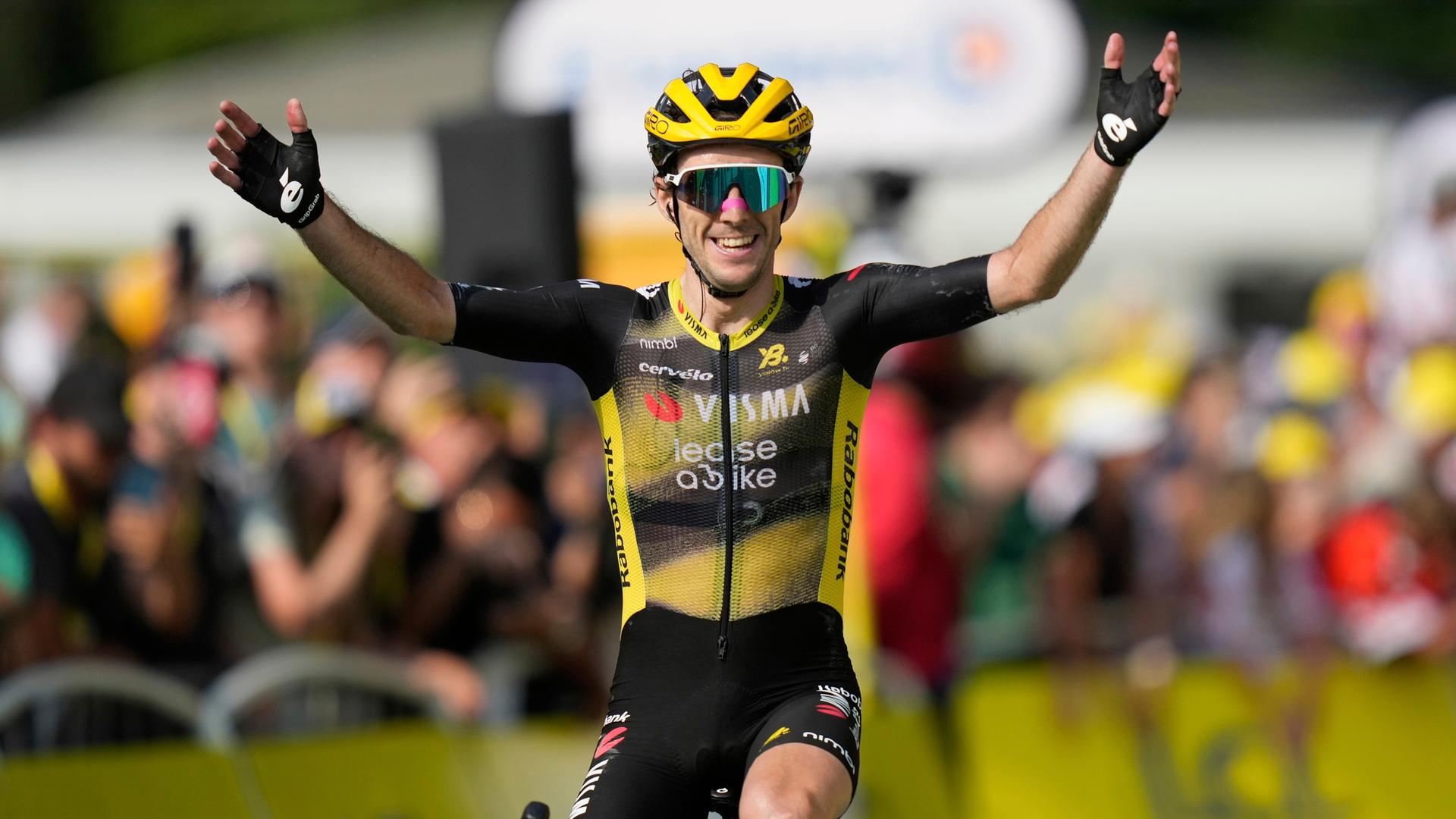 Simon Yates jubelt auf seinem Fahrrad.