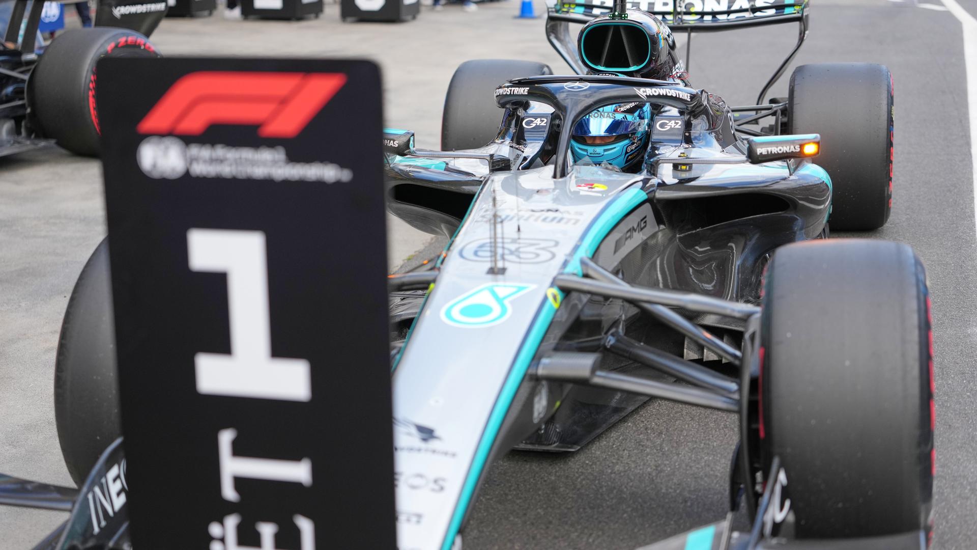 Rennfahrer George Russell sitzt in seinem Formel-1-Auto. 