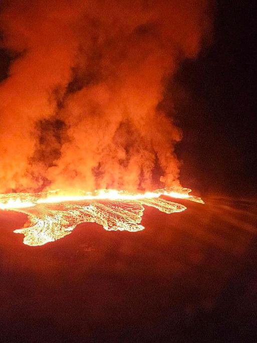Das Bild zeigt glühende Lava, die aus dem Vulkan heraussprudelt.
