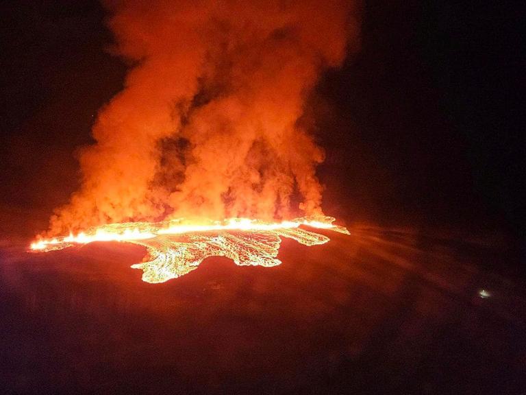 Das Bild zeigt glühende Lava, die aus dem Vulkan heraussprudelt.