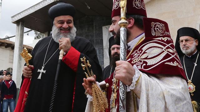 Moran Mor Ignatius Aphrem II. Patriarch der Syrischen Orthodoxen Kirche (l.) und der Armenisch Orthodoxe Bischof Armash Nalbandian stehen vor der St. Sarkis Kirche in Damaskus anlässlich des Weihnachtsfest 2015.