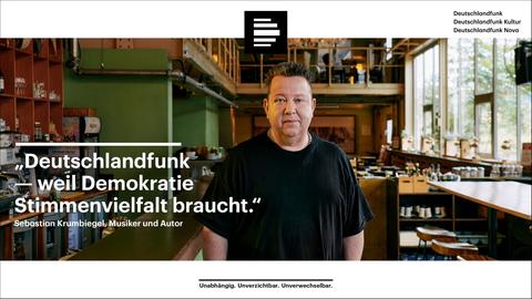 Eines der Motive aus der Deutschlandradio-Kampagne "Unabhängig. Unverzichtbar. Unverwechselbar." zeigt den Autor und Musiker Sebastian Krumbiegel.