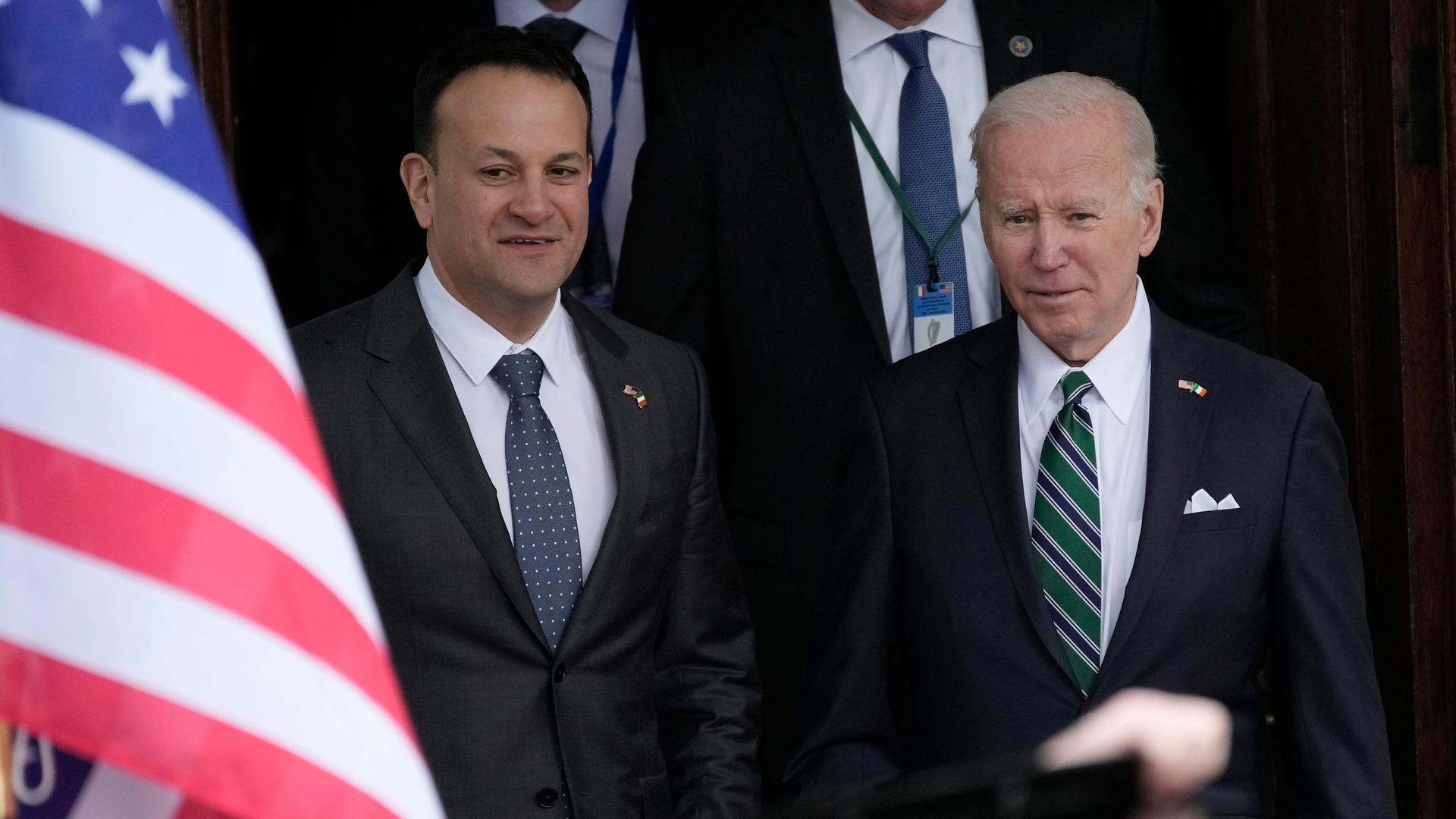 US-Präsident Biden steht neben dem irischen Premierminister Varadkar. Neben ihnen die amerikanische Fahne. US-Präsident Biden steht neben dem irischen Premierminister Varadkar. Neben ihnen die amerikanische Fahne.