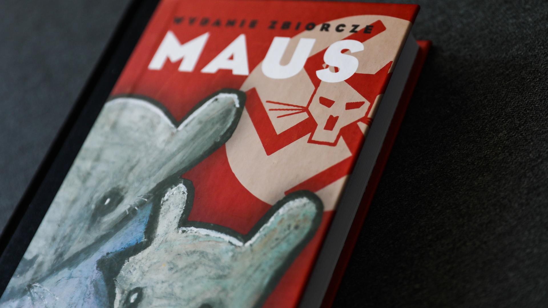 Foto des Covers der Graphic Novel "Maus". Darauf zu sehen sind zwei graue Mäuseköpfe, Nazi-Symbole und ein stilisierter Hitlerkopf, der an eine Katze erinnert.