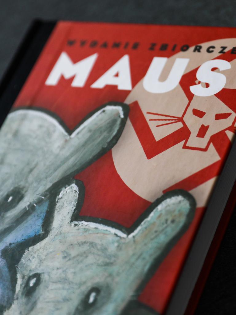 Foto des Covers der Graphic Novel "Maus". Darauf zu sehen sind zwei graue Mäuseköpfe, Nazi-Symbole und ein stilisierter Hitlerkopf, der an eine Katze erinnert.