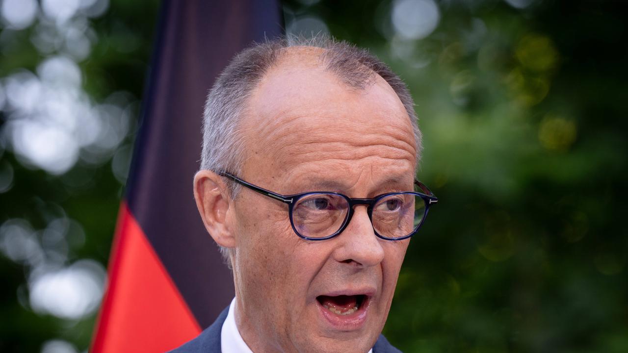 Bundeskanzler Friedrich Merz im Profil, während er spricht Bundeskanzler Friedrich Merz im Profil, während er spricht