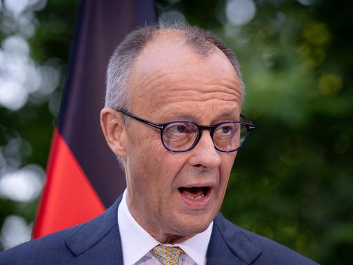 Bundeskanzler Friedrich Merz im Profil, während er spricht Bundeskanzler Friedrich Merz im Profil, während er spricht